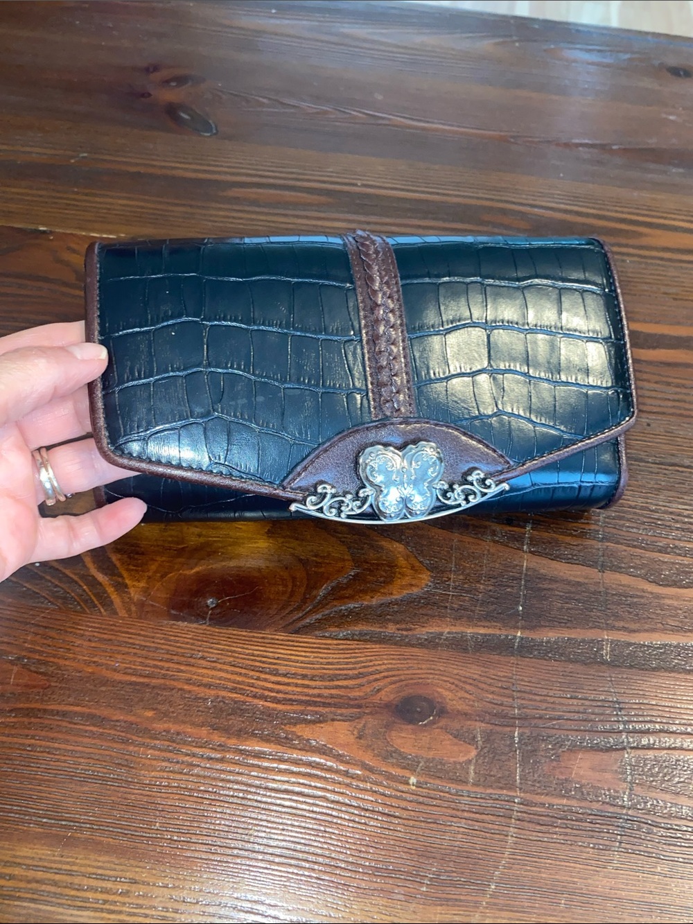 Bueno Brown Leather Zip-Front a TriFold Wallet